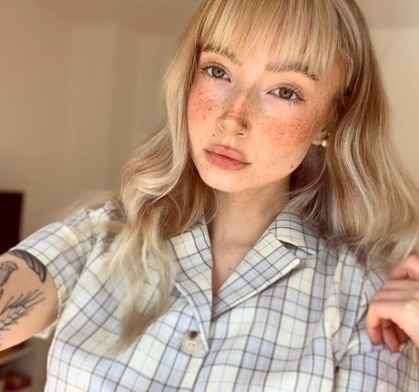 flachbrüstige onlyfans schöne sexy foto