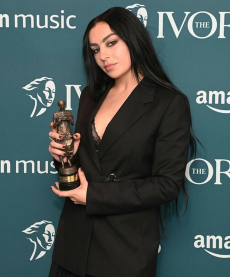 schöne shemale-onlyfans erwachsene hd archiv