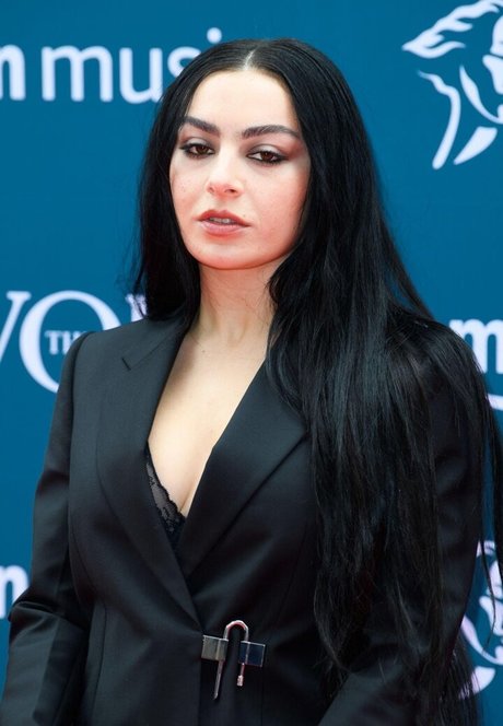 schwarze cosplay-onlyfans kunst top bild