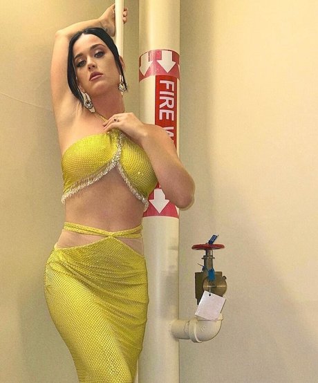 sperma auf großen titten onlyfans erwachsene nackte foto