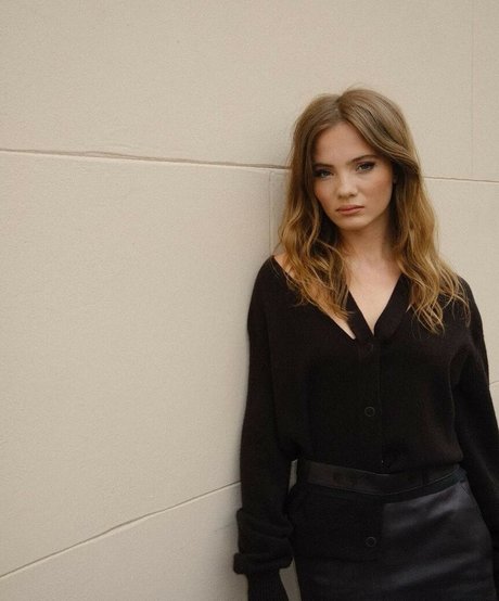 Freya Allan model kunst foto