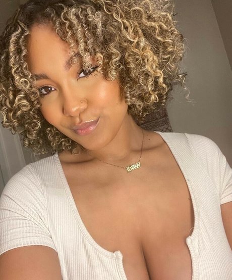 Parker McKenna Posey model kunst archiv