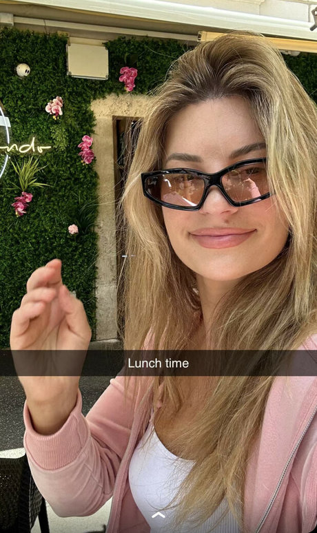 strandblondine onlyfans hübsche sexy bild