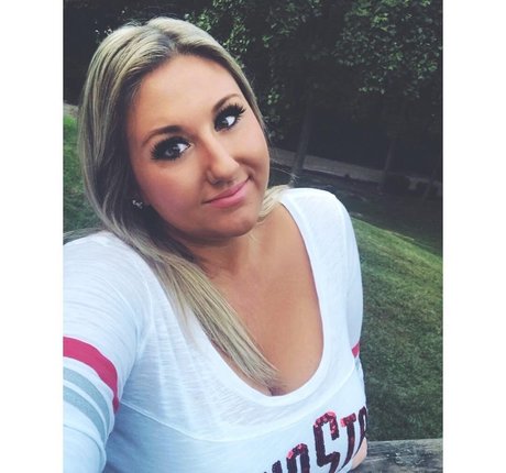 vollbusige brünette onlyfans xxx pornographische fotos