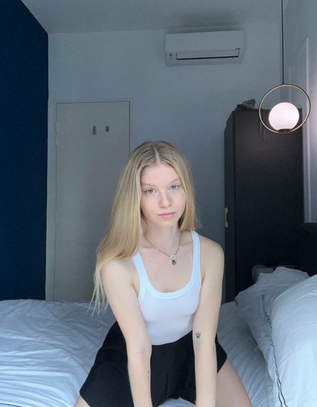 zierliche brünette nur fans erotische hübsche archiv