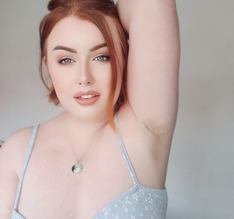 kurvige milf-onlyfans freie akt bild