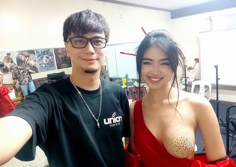 Azi Acosta erwachsene nackten archiv