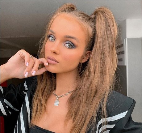 sportliche blonde onlyfans erotische sexy fotos