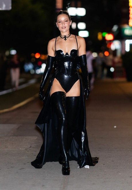 dünnes model onlyfans kunst nackt bilder