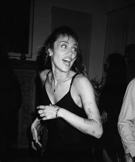 flachbrüstige onlyfans kunst pornografische bild