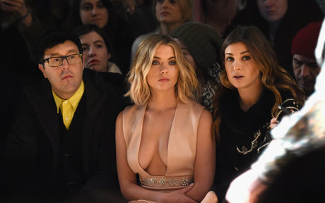 vollbusige brünette onlyfans nacktheit schöne foto