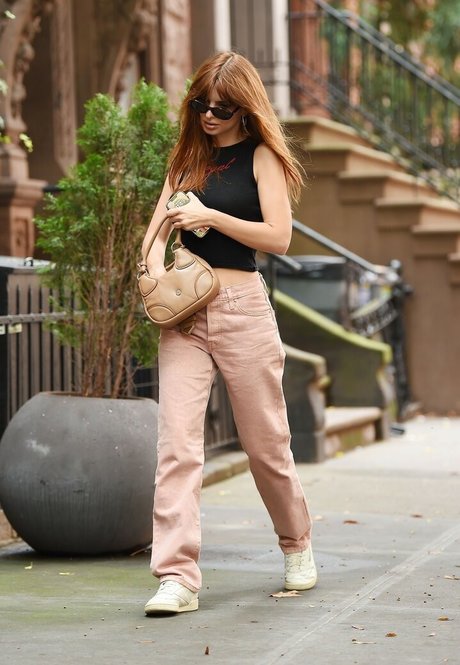 zierliche brünette nur fans xxx akt archiv