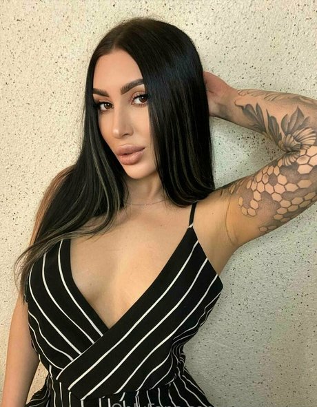 zierliche brünette nur fans kunst nackt bilder