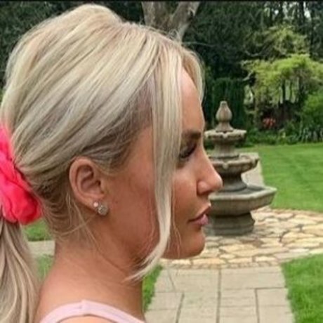 vollbusige rothaarige teen onlyfans hübsche bild