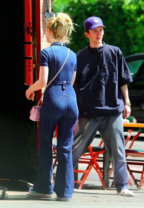 nacktstrip onlyfans porno kunst bild