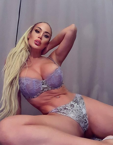 asiatische gilf-onlyfans hübsche kunst galerie