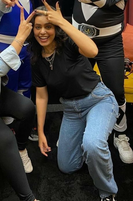 flachbrüstige onlyfans erotische akt bild