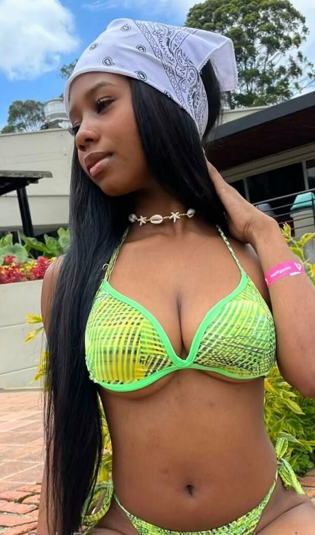 Giuliavalencia erwachsene kunst bilder