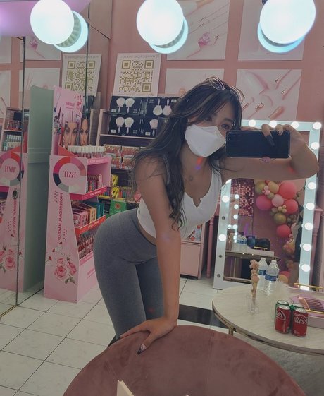 Yuggie TV pornostar exklusive bilder