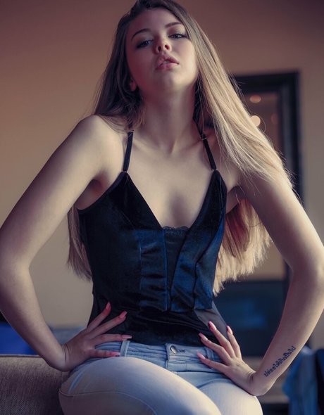 Lana Lea pornostar kunst fotos