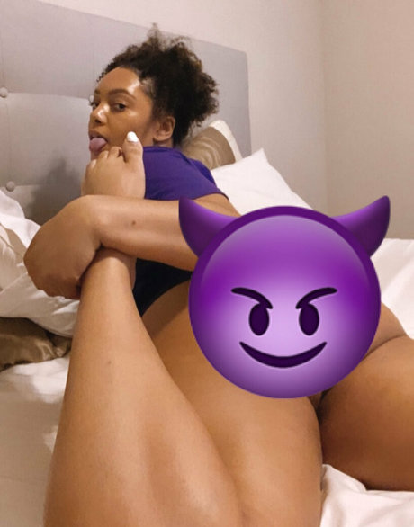 famousaria hübsche porno archiv