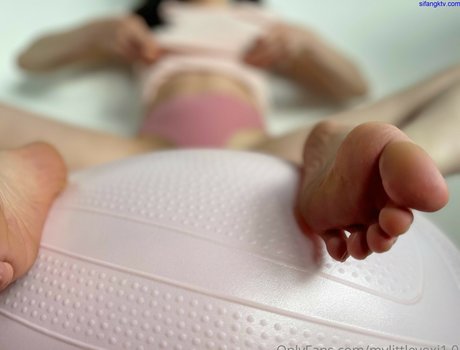 asiatischer squirt onlyfans erotische foto