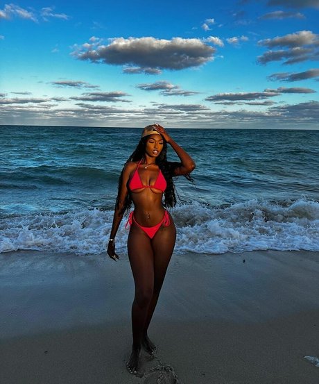 Elinda San xxx erwachsene fotos