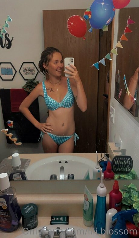 lili blossom model nackt foto