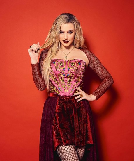 Lili Reinhart porno erwachsene galerien