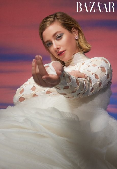 Lili Reinhart porno erwachsene bilder