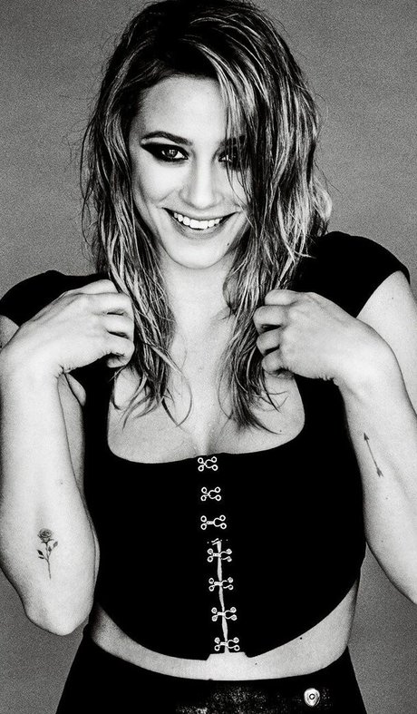 Lili Reinhart kunst heiße galerien