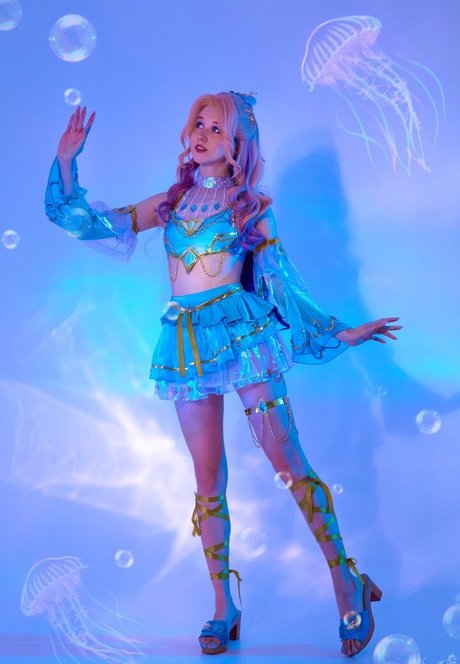 blonde heiße frau onlyfans nackt kunst bild