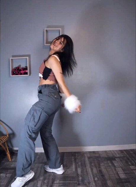 flachbrüstige onlyfans erwachsene foto