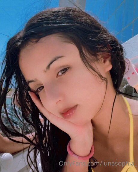 zierliche asiatische onlyfans top bild