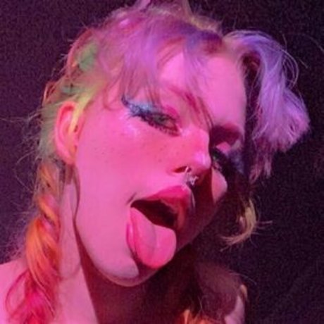 vollbusige rothaarige teen onlyfans exklusive freie bild