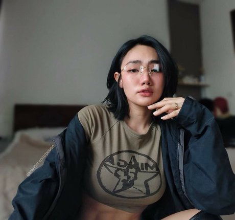 Poon Wrunya model akt galerien