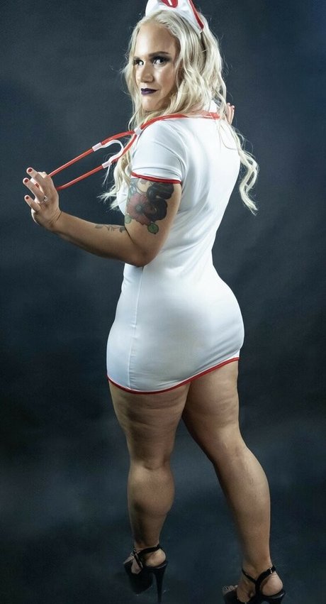 Shazza McKenzie akt pornostar bild