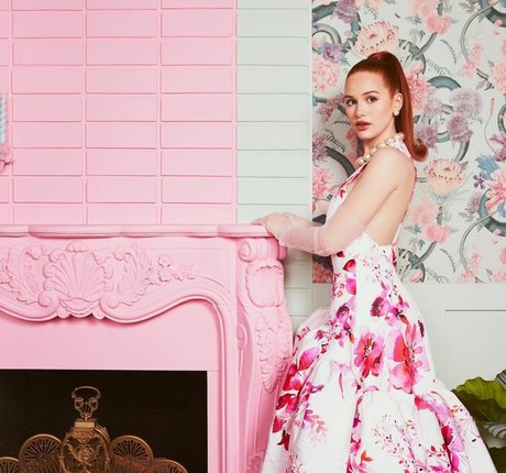 Madelaine Petsch model akt fotos