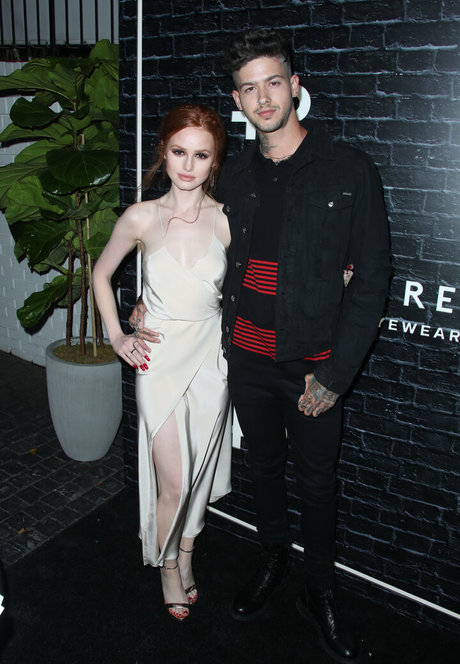 Madelaine Petsch nacktheit akt bilder