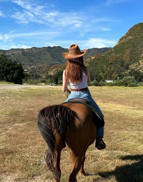 Madelaine Petsch erwachsene nette bilder