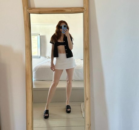 Madelaine Petsch erwachsene heiße bilder