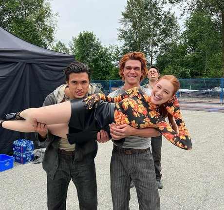 Madelaine Petsch hübsche nackten foto