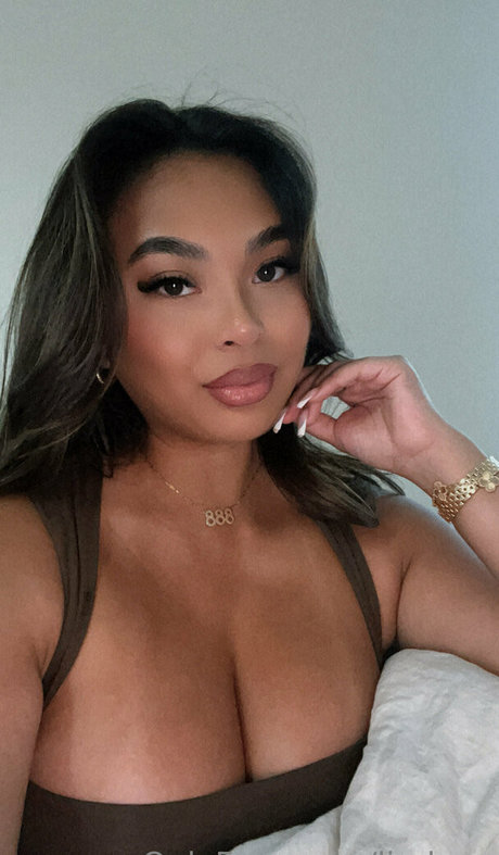 Linda Vo model kunst galerie