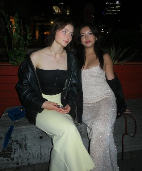 Thomasin Mckenzie pornostar schöne galerien