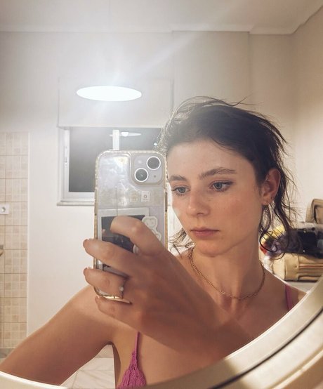 Thomasin Mckenzie kostenlose heiße bilder