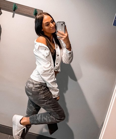 asiatische gilf-onlyfans erwachsene sexy bilder