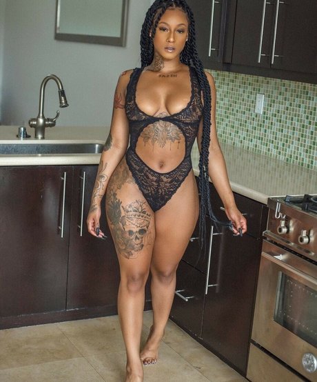 brünette lehrerin onlyfans erwachsene akt bilder