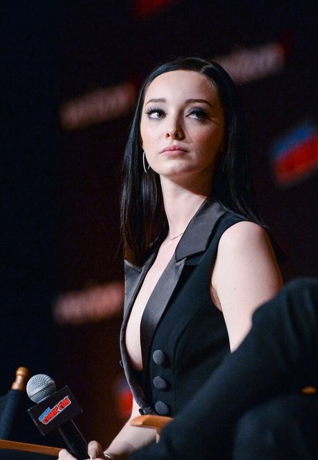Emma Dumont erwachsene nackten fotos