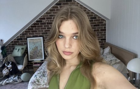 Teagan Croft model xxx fotos