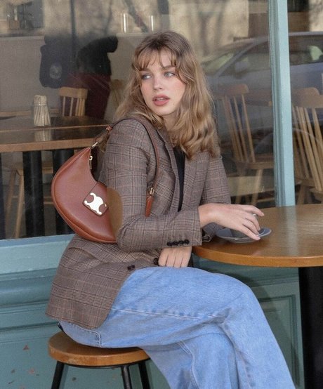 Teagan Croft heiße exklusive bild